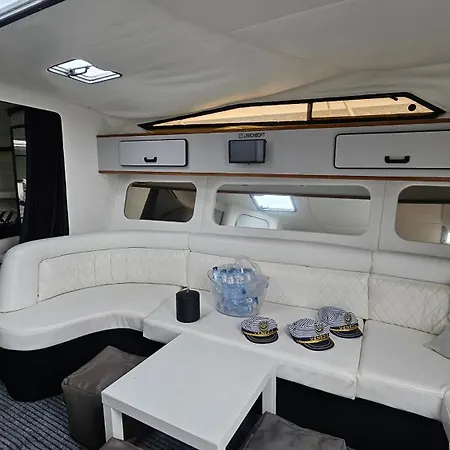 Barco Gold Prestige Marina Parque Nacoes Bådhotel Lisboa